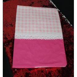 Protège carnet rose carreaux