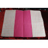 Protège carnet rose carreaux